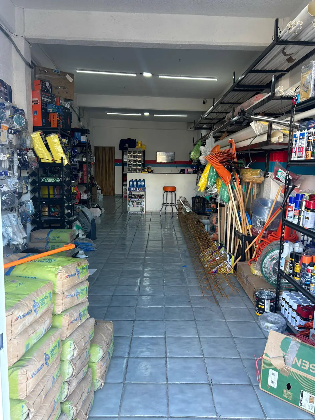Instalaciones y equipo de asesores de TecniExtintores trabajando